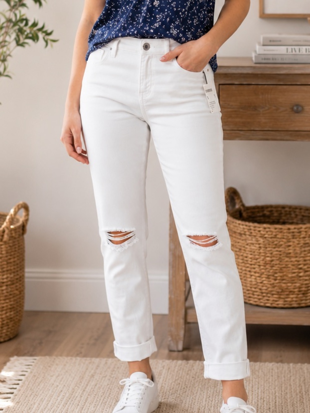 William Rast White Distressed Boyfriend Jeans Size 25 NWT High Rise Cuffed Denim